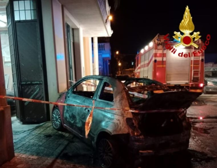 auto prende fuoco