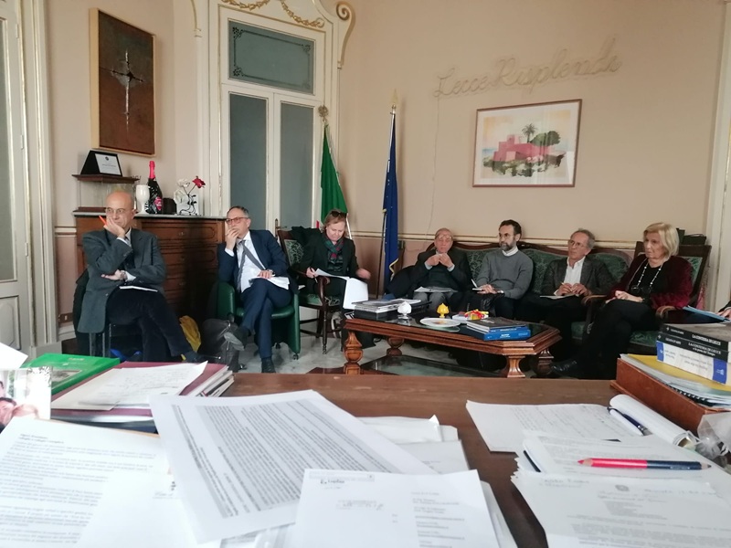 Immagine di proprietà del Comune di Lecce che ritrae il Sindaco e gli intervenuti alla riunione per la riqualifica dell'Anfiteatro Romano di Lecce, avvenuta il 2 marzo 2026.