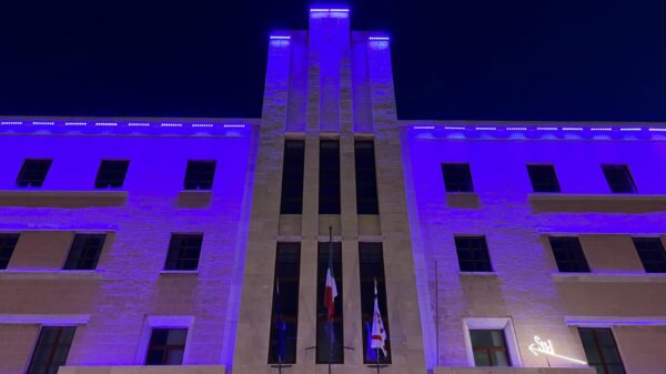 facciata blu palazzo Regione Puglia